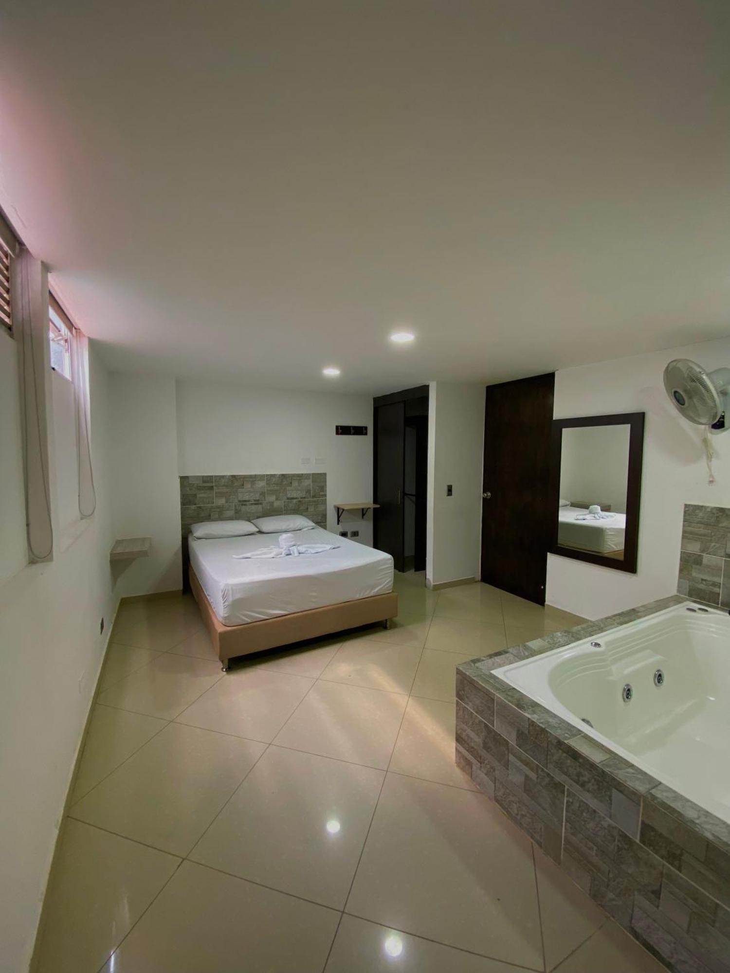 Hotel Buenos Aires Central Медельин Экстерьер фото
