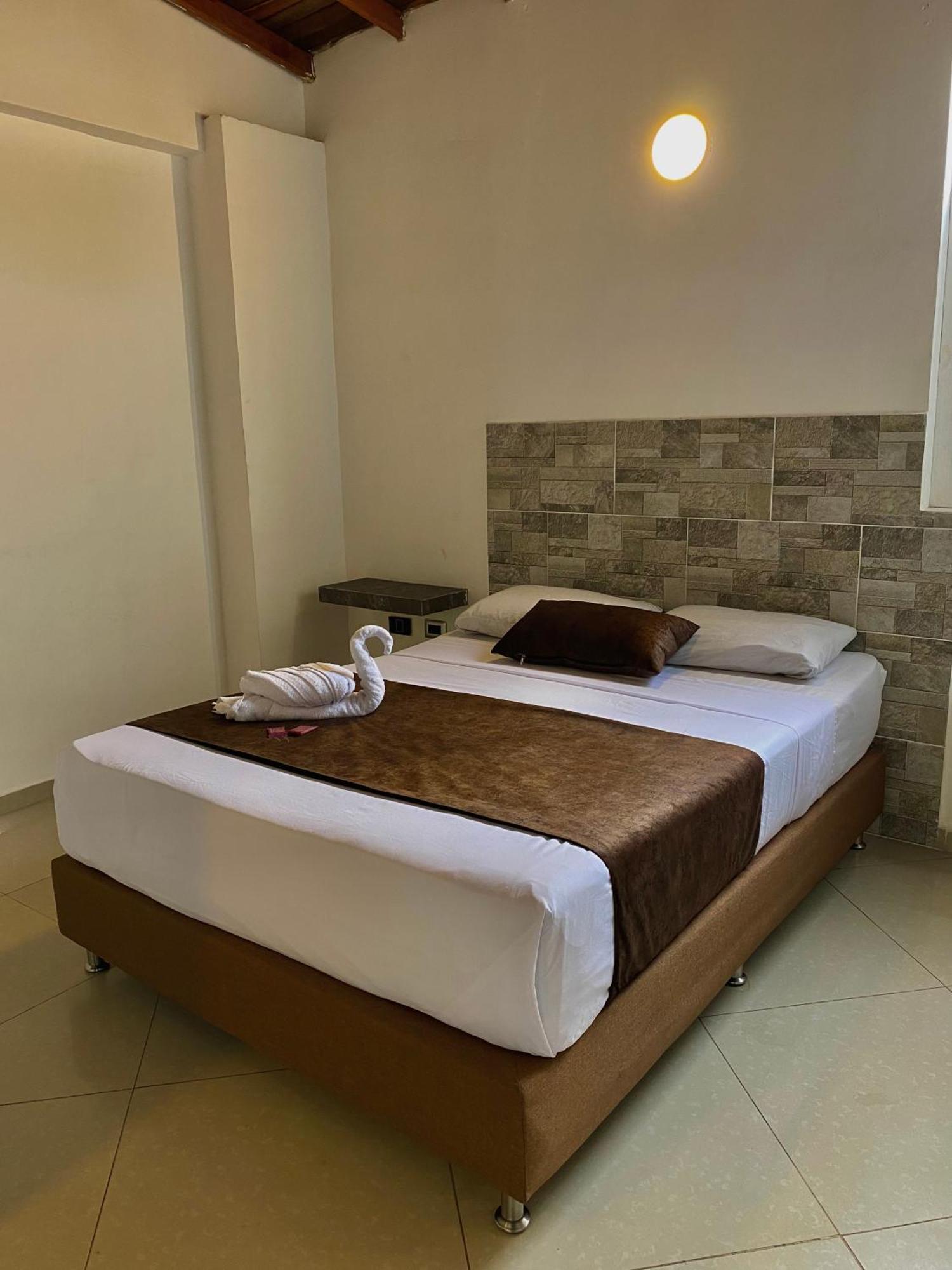 Hotel Buenos Aires Central Медельин Экстерьер фото